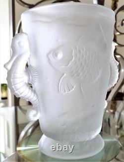 Vase en verre tchèque Barolac antique Art Déco avec des poissons Koï et des poignées en forme de hippocampe.