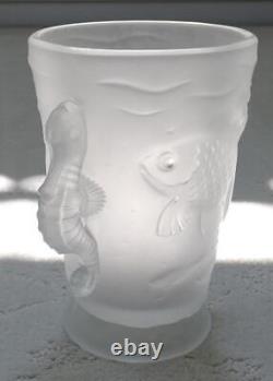 Vase en verre tchèque Barolac antique Art Déco avec des poissons Koï et des poignées en forme de hippocampe.