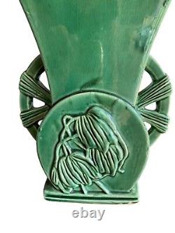 Vase vintage McCoy 1951 vert à double poignées, design Art Déco