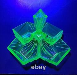 Verre Art Déco de l'Indiana Glass Grande Pyramide #610 Plat à Condiments en Vaseline Verte qui Brille des Années 1930